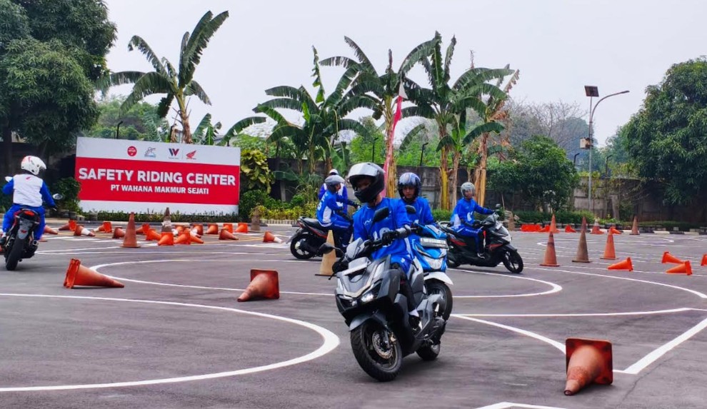 Seru! Guru dan Siswa Adu Skill Berkendara di Cari_Aman Academy Bootcamp