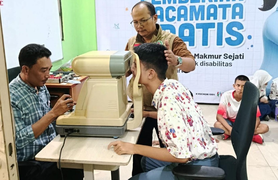 Respek! Wahana Artha Group Bagi-Bagi Kacamata Gratis Buat 100 Siswa SLBN 3 Jakarta