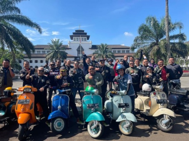 Bukan Sekadar Sunmori, Ini Cara Komunitas Vespa Klasik Bandung Lestarikan Bengkel Jalanan yang Hampir Punah