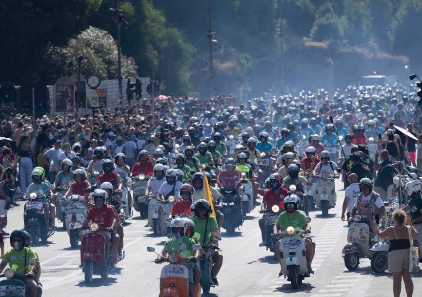 Dari 2-Tak Sampai Matic, 25 Ribu Vespa 'Geruduk' Kota Roma Rayakan Anniversary ke-80