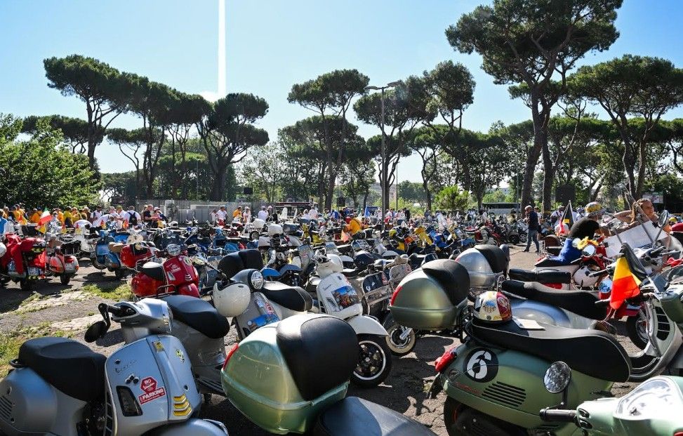 Roma Jadi Lautan Skuter! Ribuan Vespisti Tumplek Blek di Perayaan 80 Tahun Vespa
