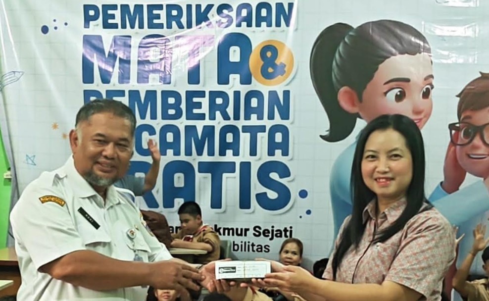 Rayakan HUT ke-54, Wahana Artha Group Bagi-Bagi Kacamata Gratis Buat Ratusan Siswa SLBN 3 Jakarta