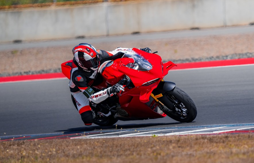 Jajal Ducati Panigale V4 S di Mandalika, Diva Ismayana Tuai Pujian dari Intruktur DRE