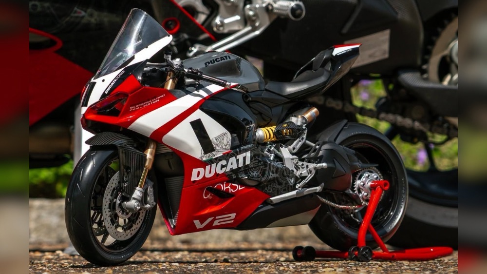 Ducati Panigale V2 Superquadro Final Edition Hadir dalam Model Kit Skala 1:4