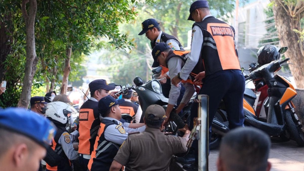 Jangan Suka Parkir Liar! 16 Motor di Kebayoran Baru Diangkut Petugas Gabungan