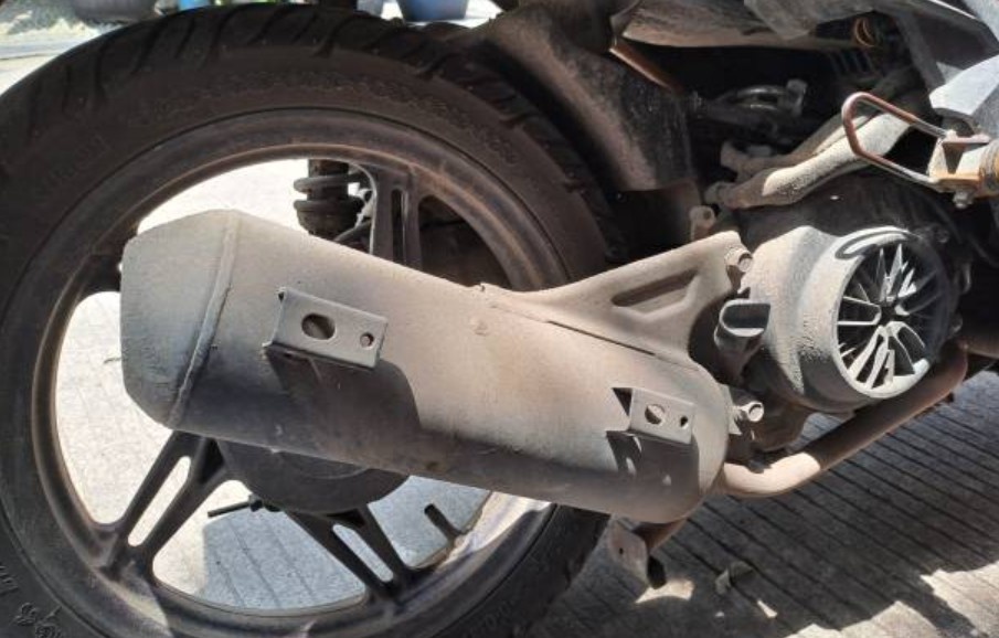 Knalpot Motor Ngebul Tipis Saat Mesin Dinyalakan, Normal atau Berbahaya?