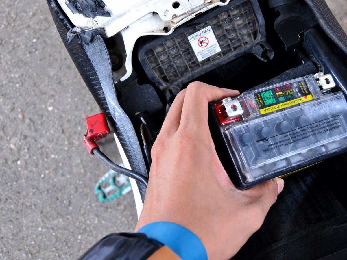 Cara Gampang Cek Aki Motor Cocok atau Tidak, Simak 5 Hal Ini!