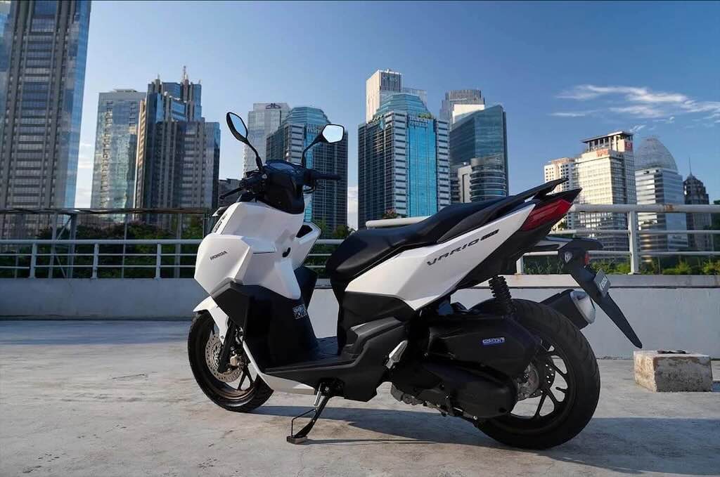 Sering Matikan Motor Matik dengan Standar Samping, Sebenarnya Aman atau Bikin Rusak?