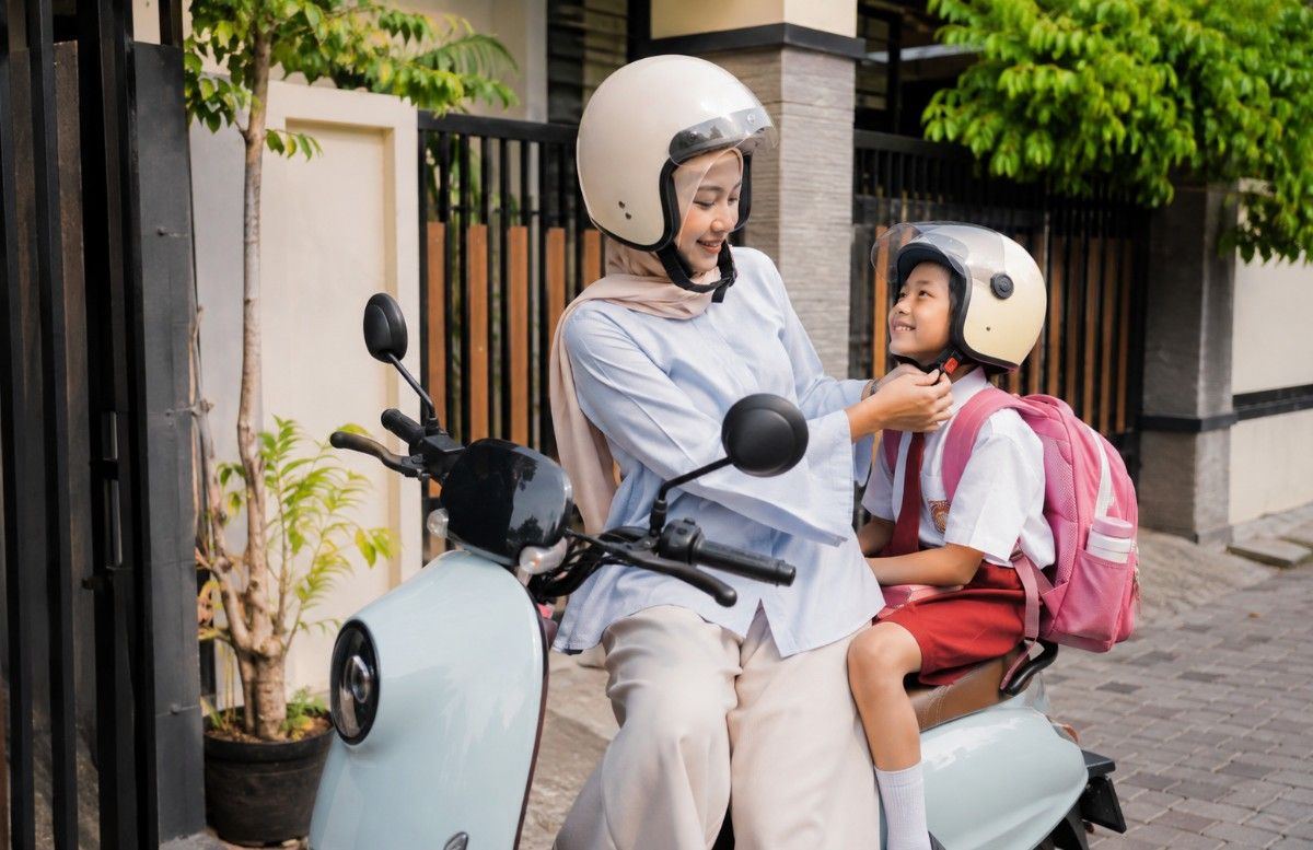 5 Rekomendasi Motor Listrik Buat Perempuan, Cocok Dipakai Antar Jemput Anak Sekolah!