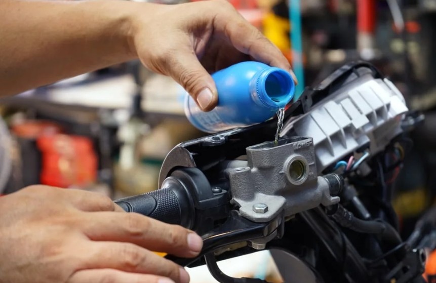 Berapa Lama Minyak Rem Motor Harus Diganti? Ini Waktu Ideal Biar Rem Tetap Pakem dan Aman