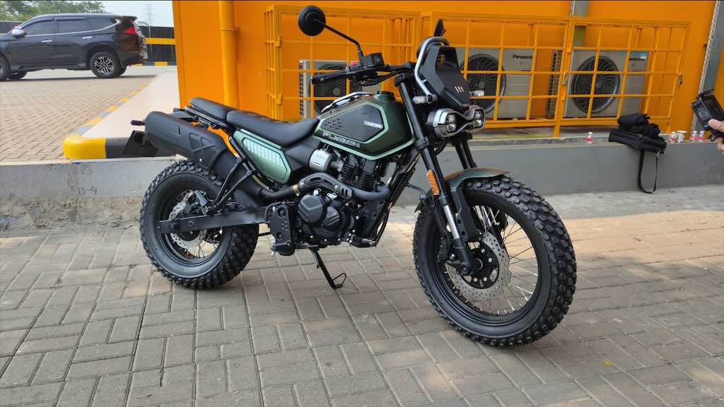 Sensasi Mengendarai MForce LETBE Flygon 250, Motor Retro Scrambler yang Nyaman