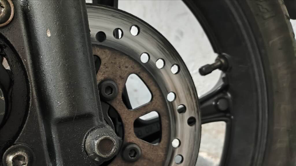 Kenapa Rem Cakram Motor Terasa Tersendat? Bisa Jadi Ini Penyebabnya