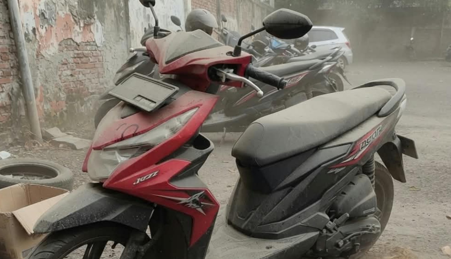 Abu Vulkanik Menempel di Bodi Motor? Ini Cara Membersihkannya Tanpa Merusak Cat