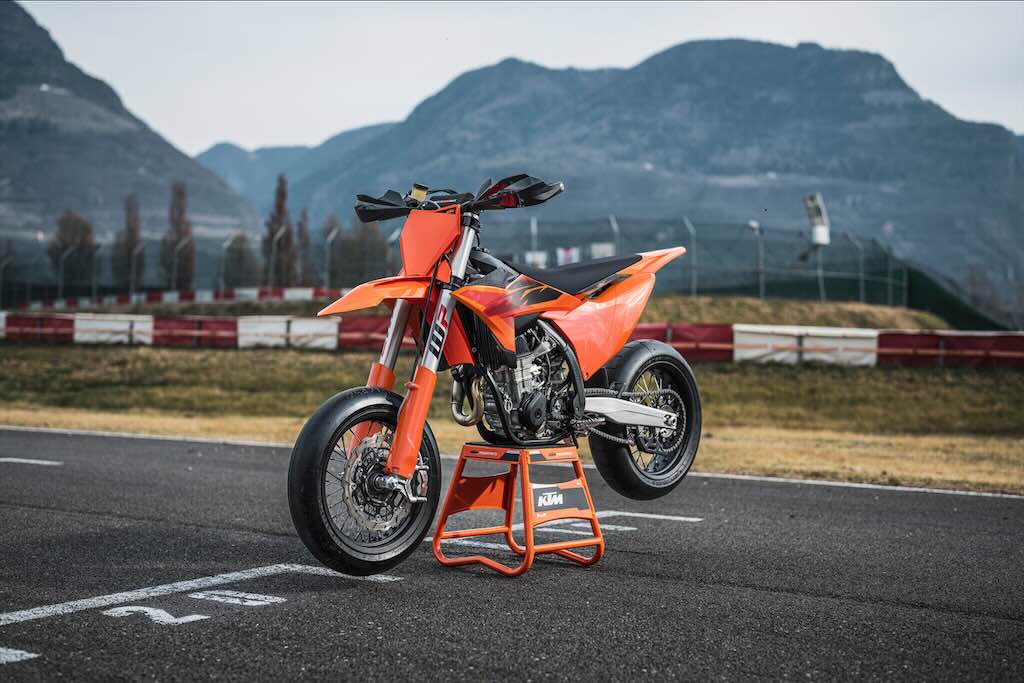 KTM 450 SMR 2027 Tampil Lebih Agresif, Siap Menghadapi Lintasan Supermoto