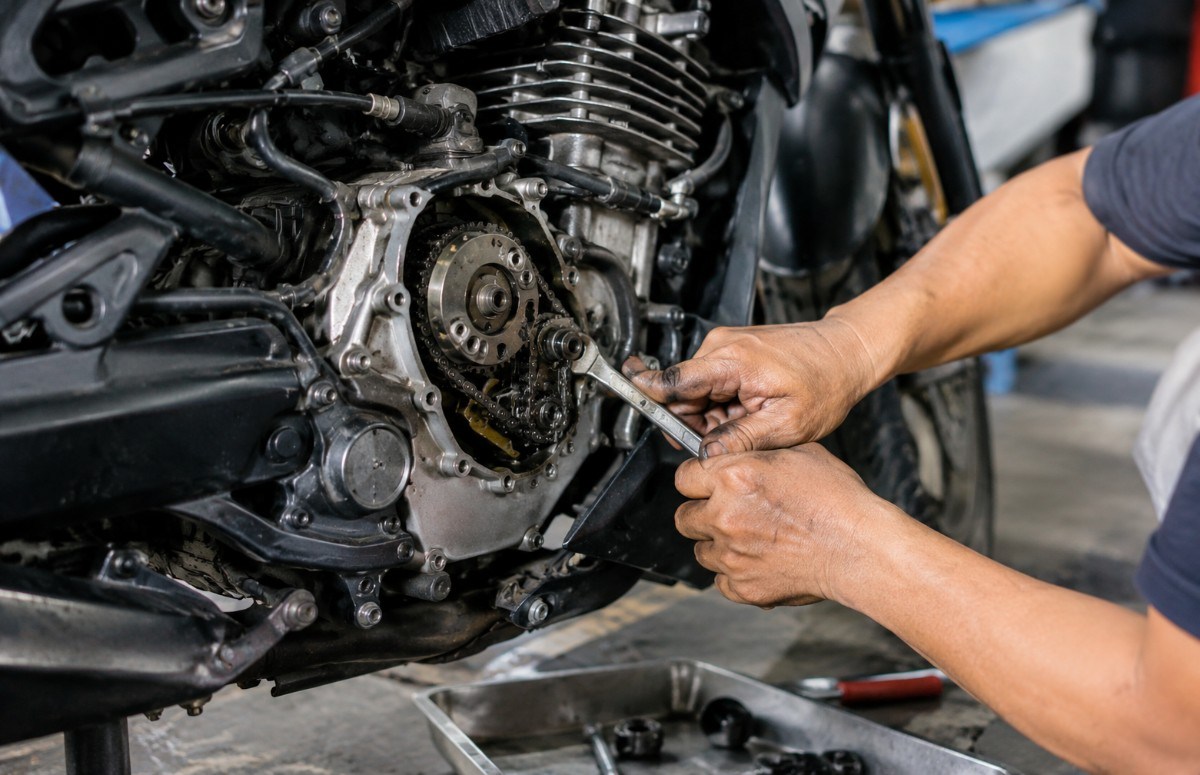 Mesin Motor Bunyi 'Klotok-Klotok' Saat Langsam? Jangan Tunggu Parah, Cek Bagian Ini