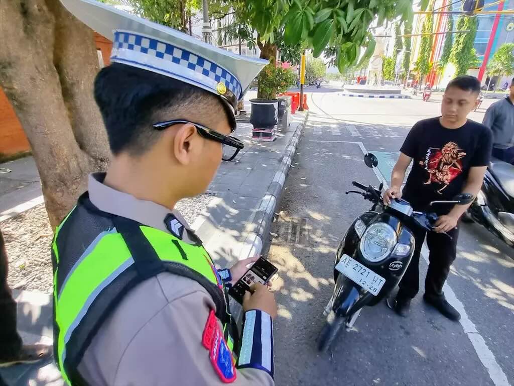 Makin Canggih! Satlantas Ponorogo Operasikan Kacamata Pintar ETLE untuk Incar Pelanggar