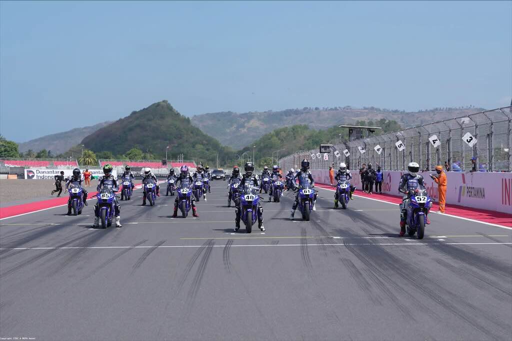 Rayakan Satu Dekade di Mandalika, Race 1 Idemitsu bLU cRU Yamaha Sunday Race 2026 Berlangsung Sengit