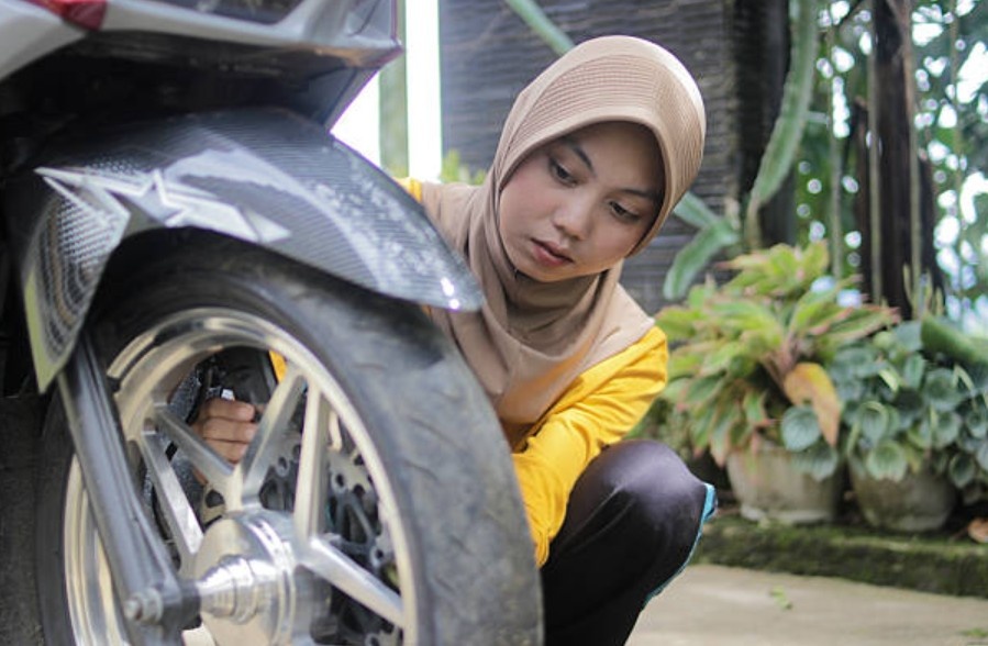 Perempuan Wajib Tahu, Ini 10 Tips Dasar Perawatan Motor Supaya Gak Gampang Masuk Bengkel