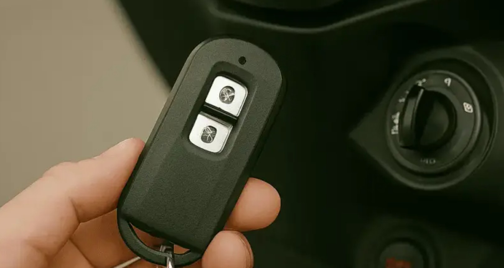 Pelat Silver Ini Ternyata Kunci Rahasia Motor Keyless Saat Darurat