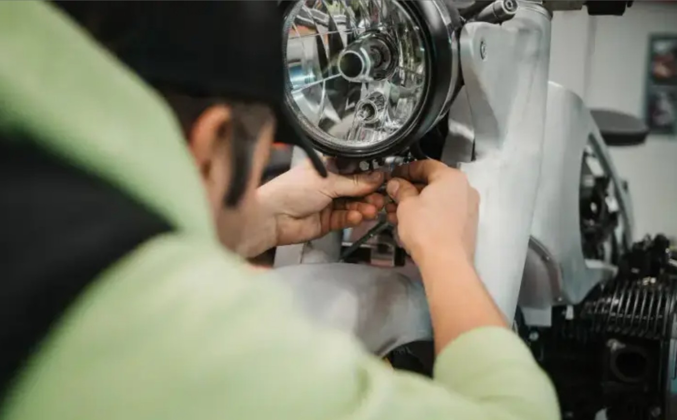 Begini Cara Mudah Atur Ketinggian Posisi Lampu Motor Tanpa Harus ke Bengkel