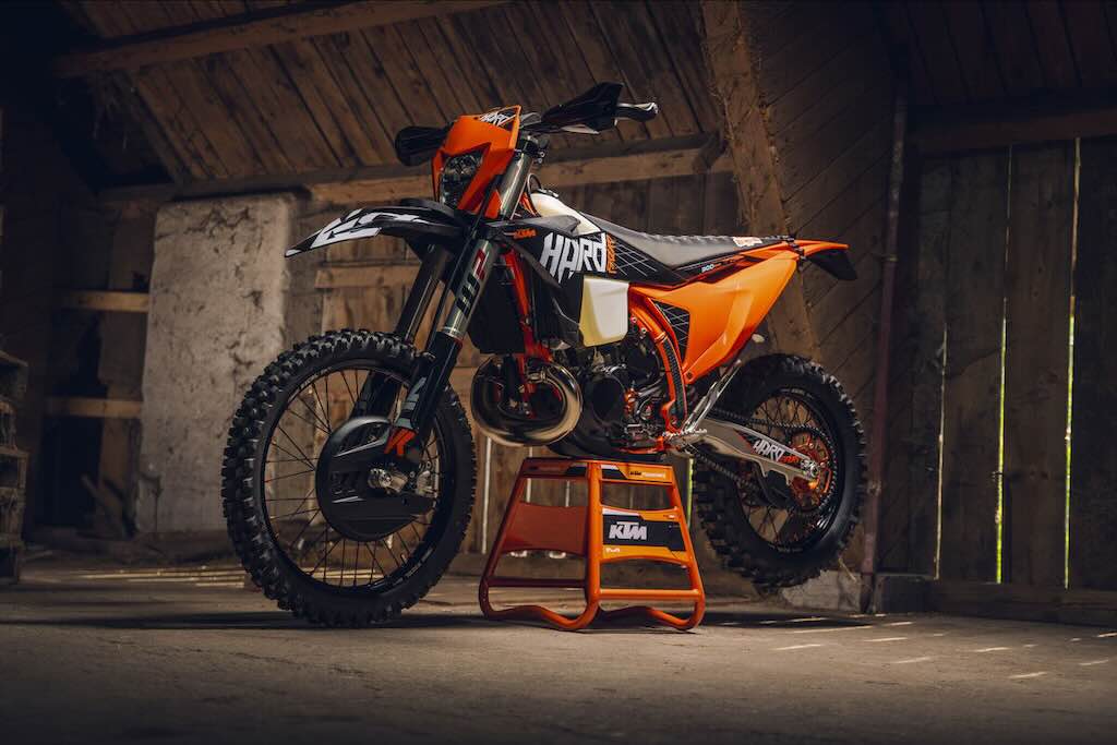 KTM 300 EXC HARDENDURO 2027 Dirancang untuk Jalur Ekstrem, Bawa Perlengkapan Siap Balap