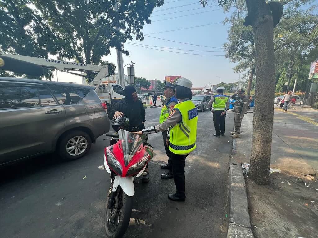 Bukan Cuma Soal Tilang, Ini Risiko Nyata Berkendara Motor Tanpa Spion