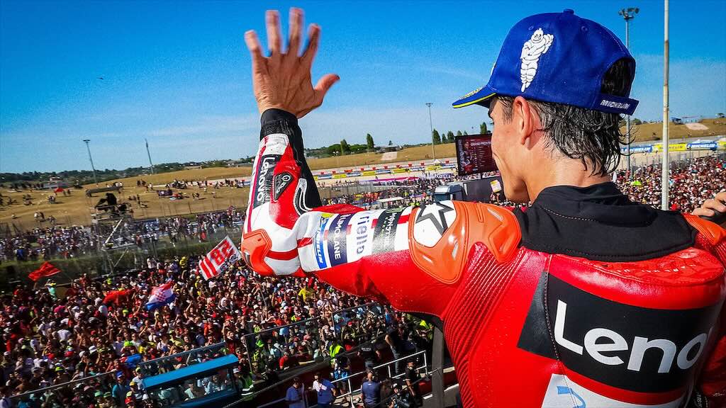 Kesalahan Bezzecchi Buka Jalan Marc Marquez Juara di MotoGP San Marino 2026, Puncak Klasemen Kembali Direbut