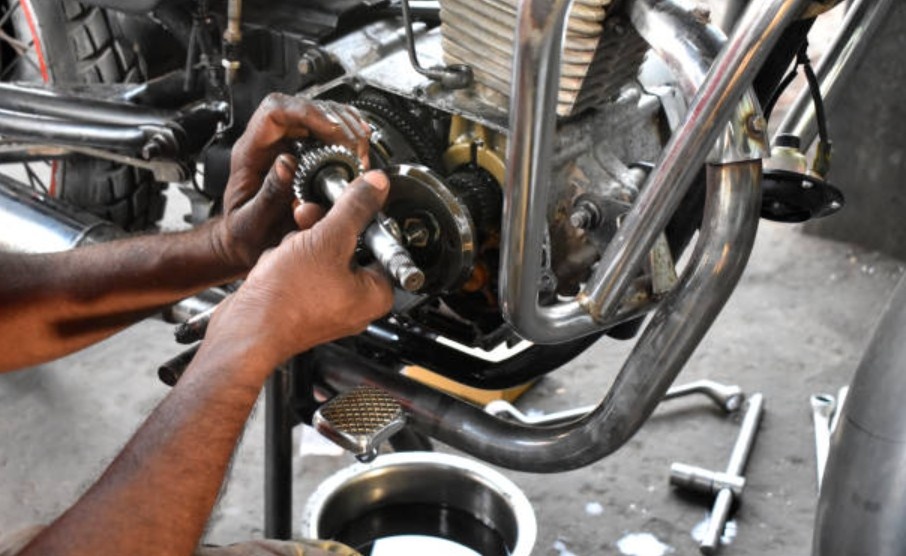 Bukan Cuma Bensin, Ini Faktor Lain Penyebab Mesin Motor Ngelitik