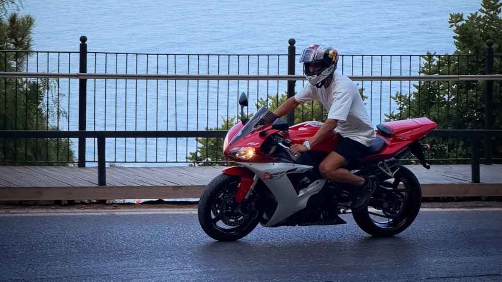 Kenang Masa Kecil, Toprak Razgatlioglu Pamer Yamaha R1 Legendaris Milik Sang Ayah