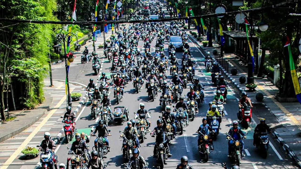 Ratusan Rider Royal Enfield Padati Jalanan Bandung dalam Acara One Ride 2025