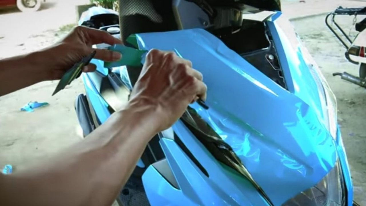 Ternyata Gampang! Begini Cara Ampuh Melepas Stiker di Bodi Motor Tanpa Merusak Cat, Cuma Pakai Bahan Dapur?