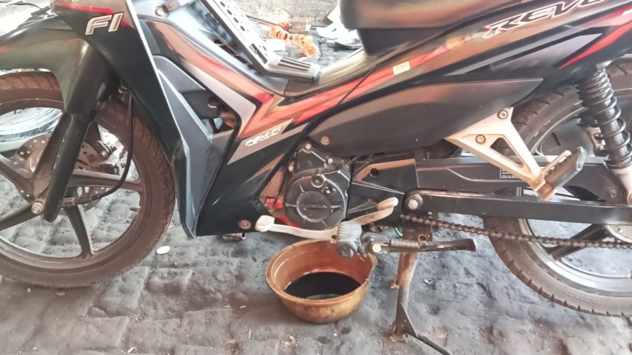 Ini Alasan Kenapa Motor yang Jarang Dipakai Tetap Perlu Ganti Oli Mesin