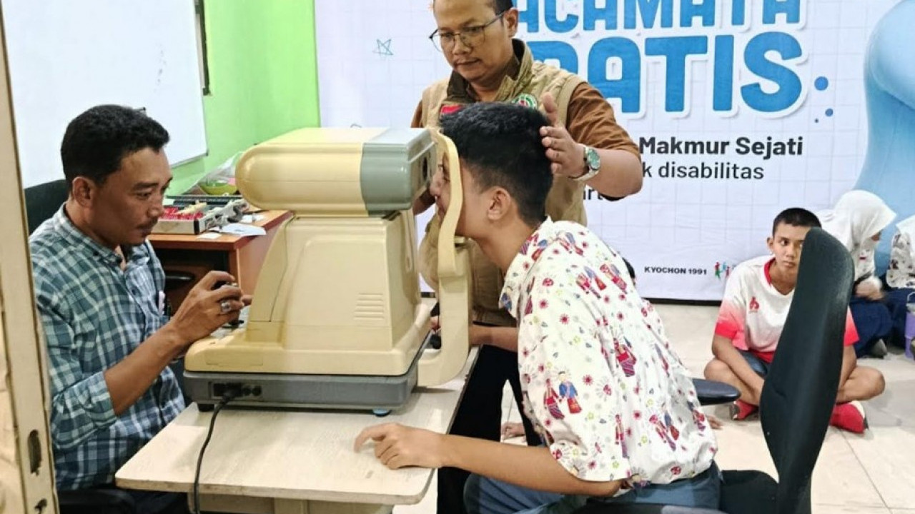 Respek! Wahana Artha Group Bagi-Bagi Kacamata Gratis Buat 100 Siswa SLBN 3 Jakarta
