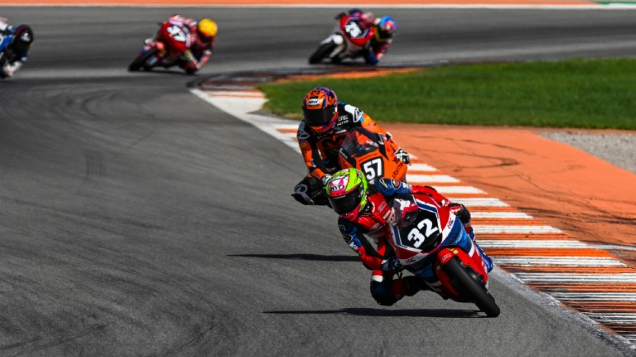 Finish ke-6 di Valencia, Kiandra Ramadhipa Pertahankan Posisi 5 Besar Klasemen Sementara Moto3 Junior 2026