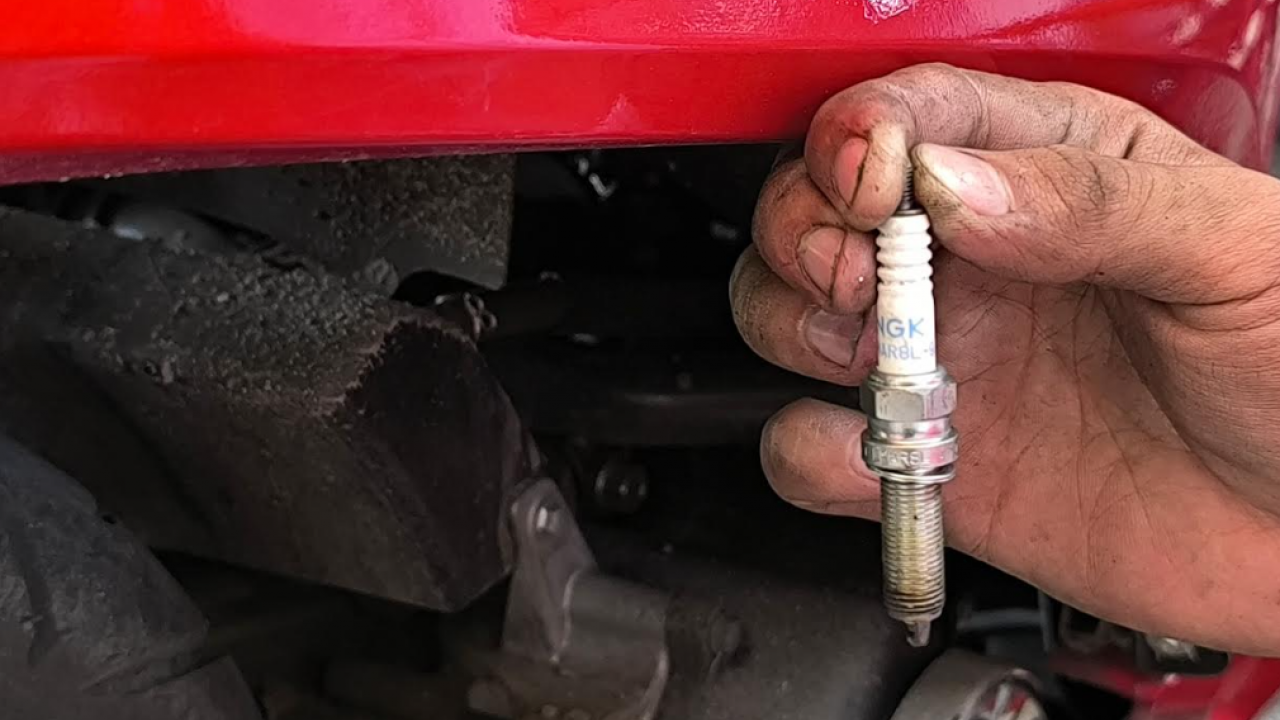 Dear Bikers! Yuk Kenali Tanda Busi Motor Mulai Lemah, Biar Nggak Mogok di Jalan!