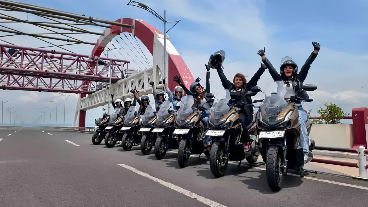 Kompak! 15 Lady Bikers Surabaya Buktikan Kecanggihan Fitur New Honda ADV160 di Jalanan Kota