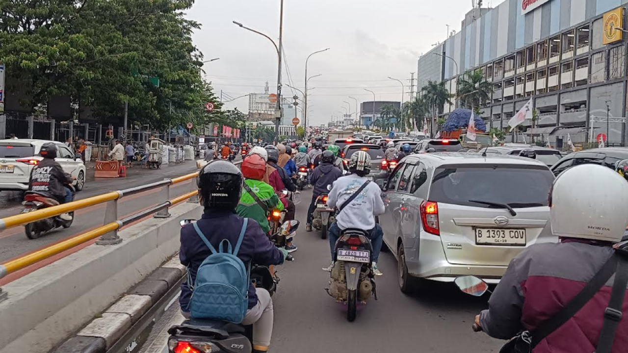 Bahaya Rem Mendadak di Lalu Lintas Padat, Ini Tips Aman Ala WMS