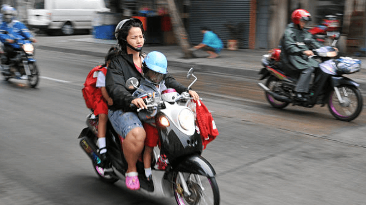 Stop Kebiasaan Bonceng Anak di Depan! Ini 5 Risiko Fatal dan Tips Amannya