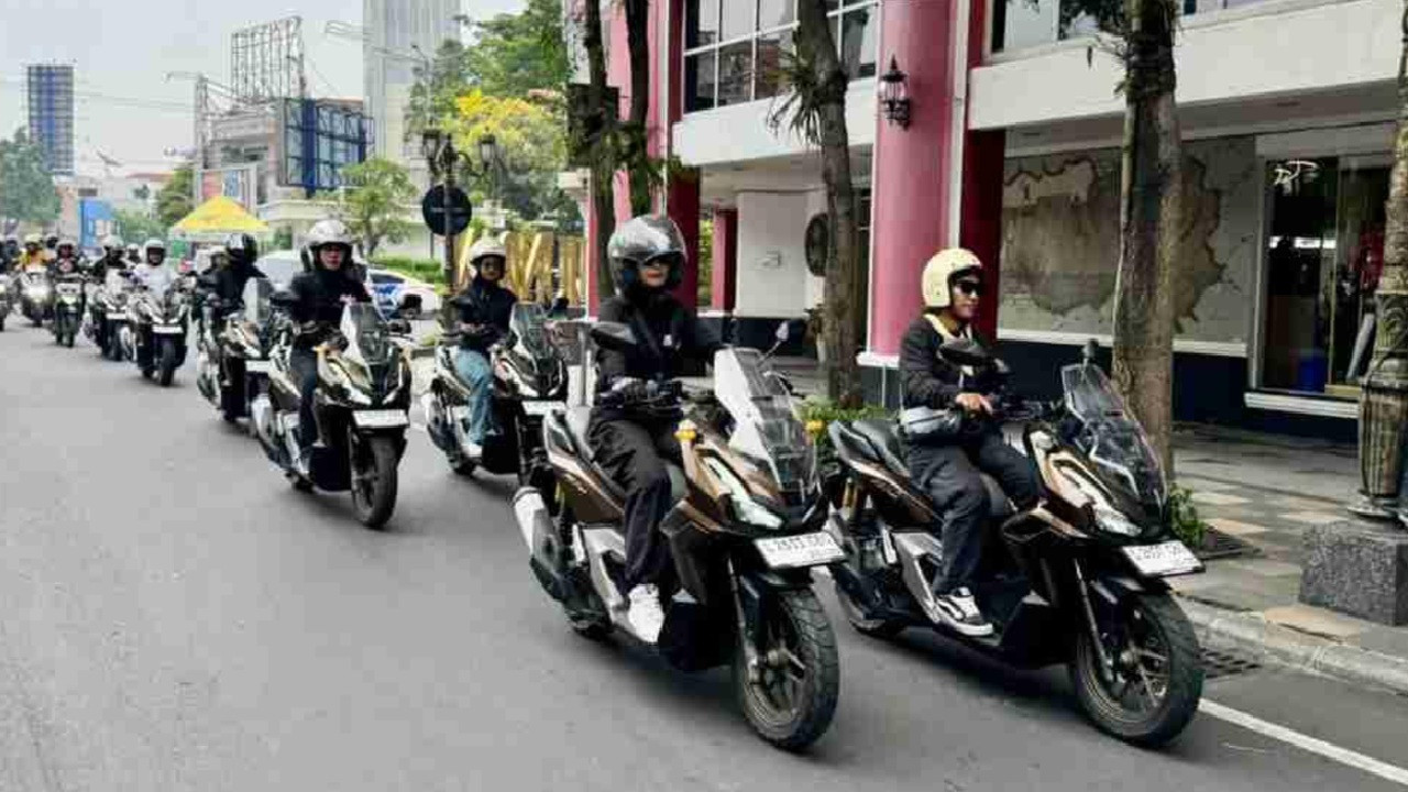Lady Bikers Surabaya Tampil Stylish di Kegiatan 'ADV160 Ladies Bikers City Ride' Bersama MPM Honda Jatim