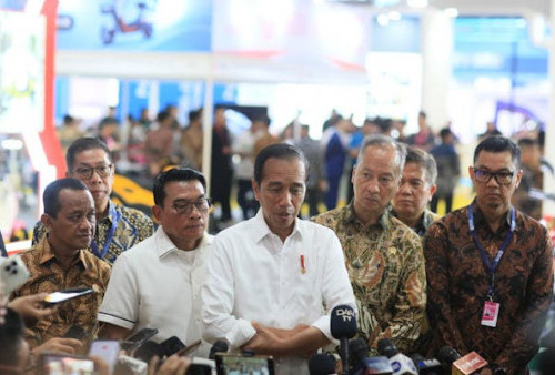 Kunjungi PEVS 2024, Jokowi Optimis Industri Kendaraan Listrik Indonesia Akan Maju