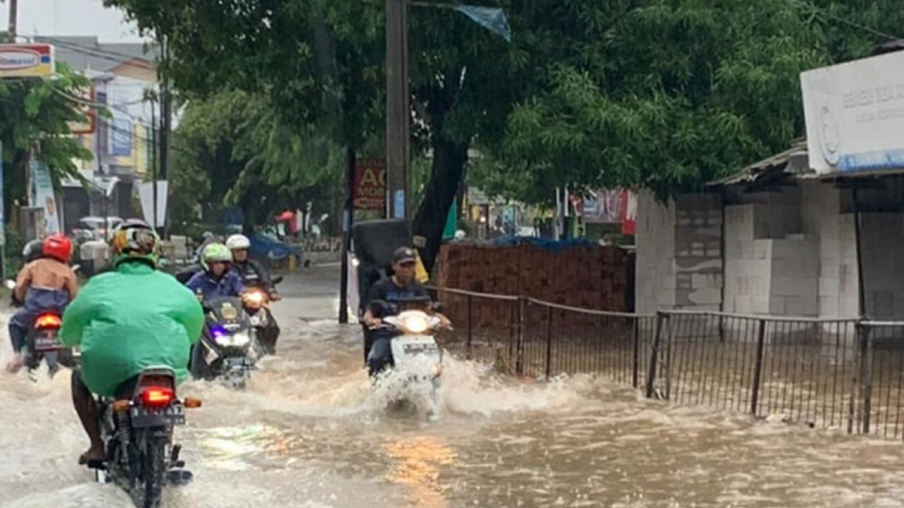 Bikers Mesti Tahu, Ini Posisi Tubuh yang Benar Saat Ingin Menerjang Genangan Air