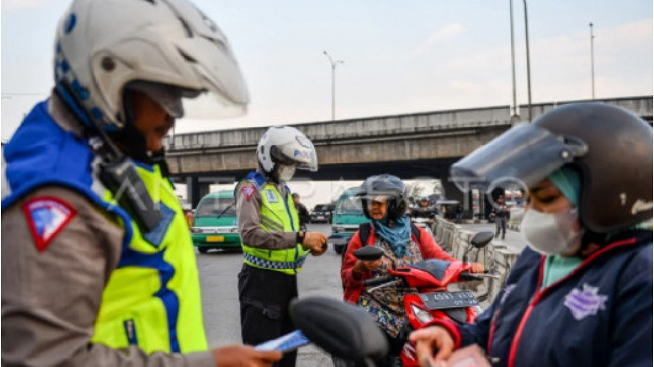 Polisi Gelar Razia di Tikungan Jalan, Boleh atau Melanggar Aturan?