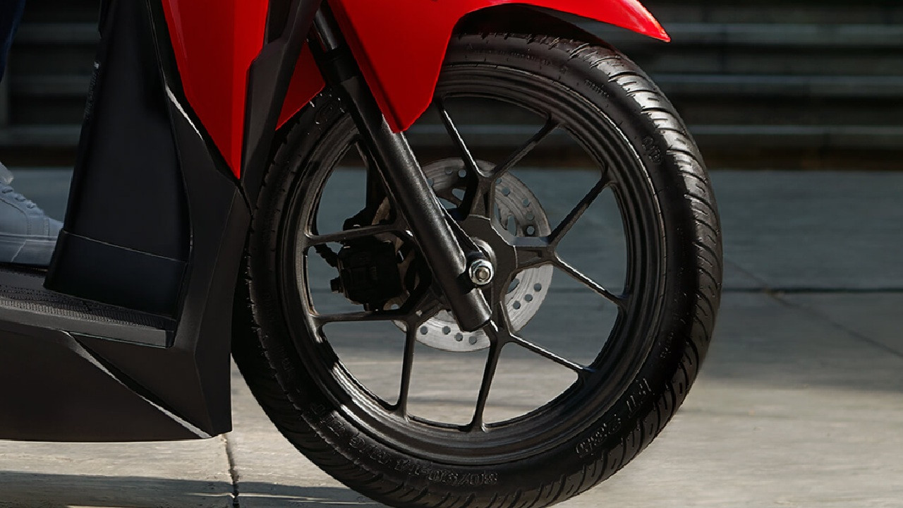 Biar Kinclong Tapi Aman! Ini Cara Nyemir Ban Motor yang Gak Bikin Kamu Nyusruk di Jalan