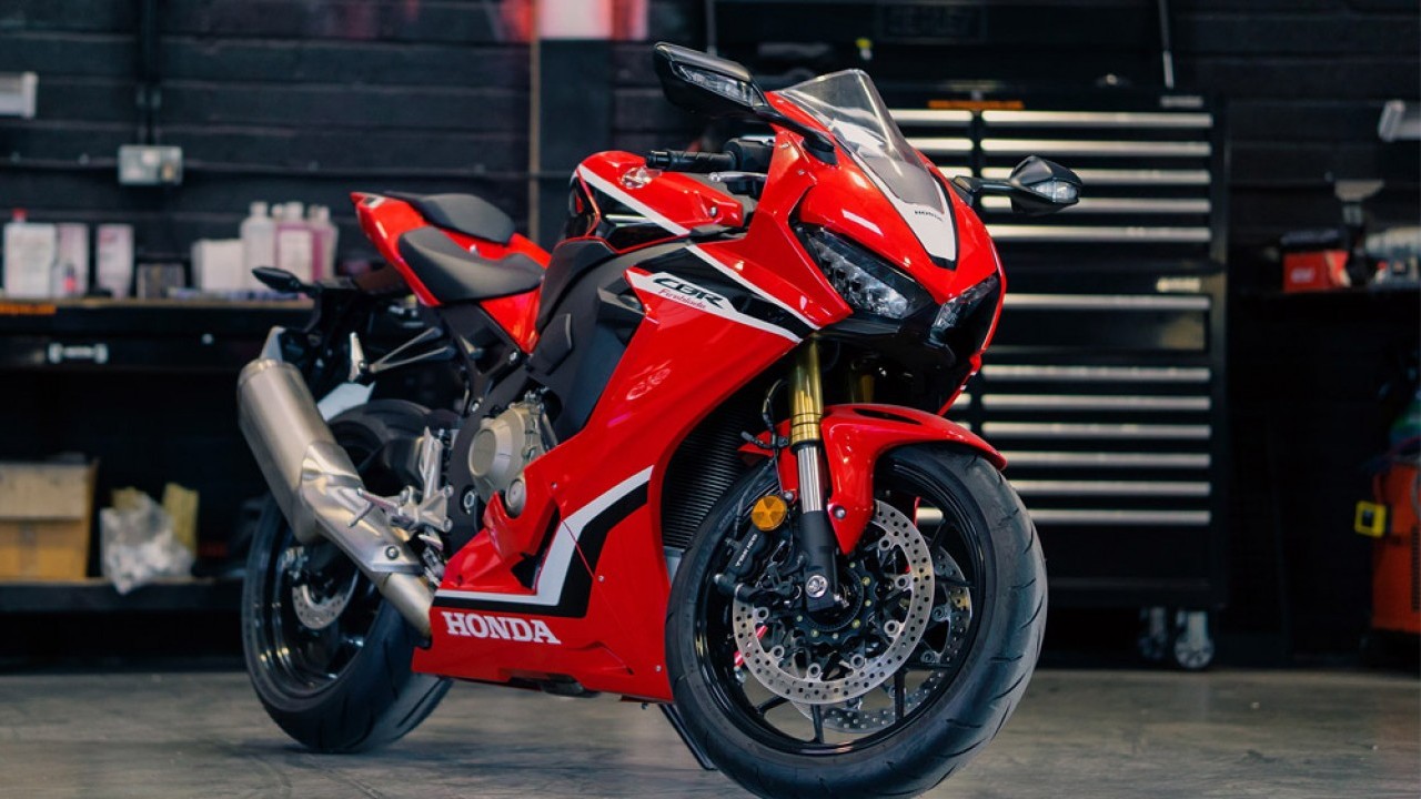 Motor Kinclong di Musim Hujan? Cuma Orang Males yang Bilang Nggak Bisa!