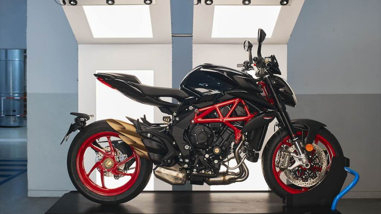 Sentuhan Livery Nero Carbonio Jadikan MV Agusta Brutale 800 Tampil Lebih Eksklusif