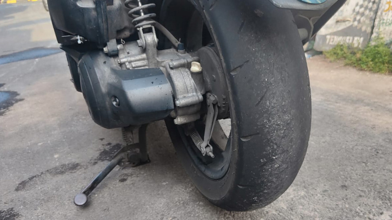 Kenapa Ban Belakang Motor Lebih Cepat Gundul? Ini Penyebab Utamanya yang Sering Diabaikan