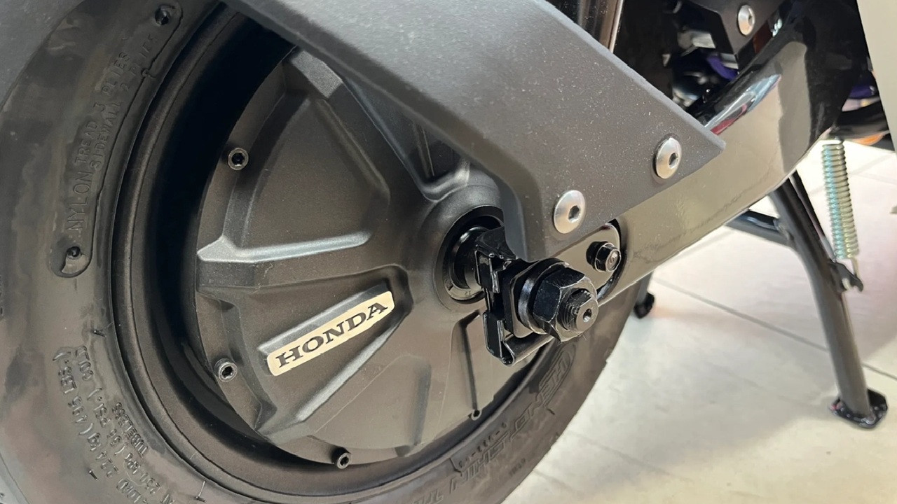 Ternyata Ini Alasan Mengapa Ganti Ban Motor Listrik Tak Bisa di Bengkel Pinggir Jalan