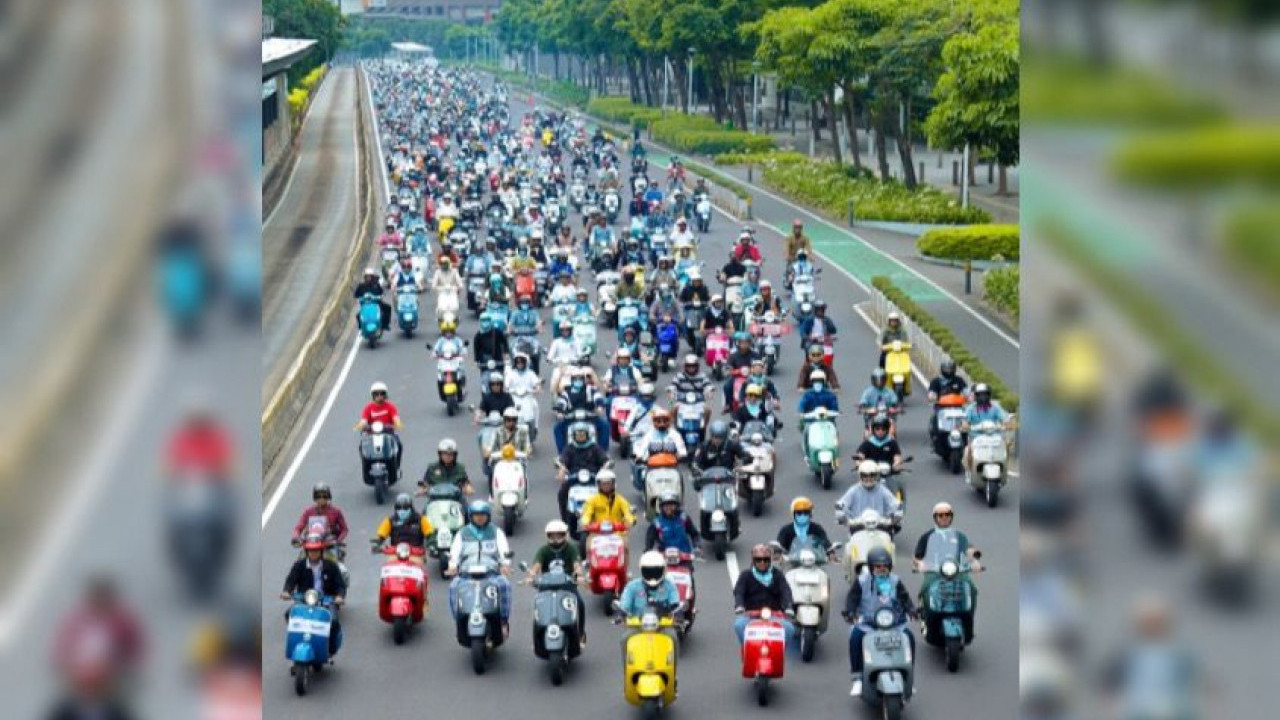 Seru! Ribuan Gen V Tumplek Blek Padati Jalanan Rayakan 80 Tahun Vespa