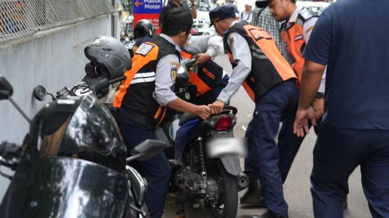 Parkir Liar Ganggu Lalu Lintas, 30 Kendaraan Ditindak di Jalan Sunter Karya Jakarta Utara