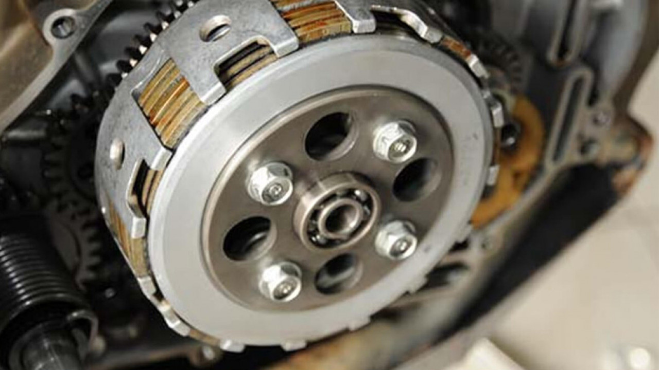 Tenaga Hilang Misterius? Ini Ciri-Ciri Kampas Kopling Motor Mulai Habis!